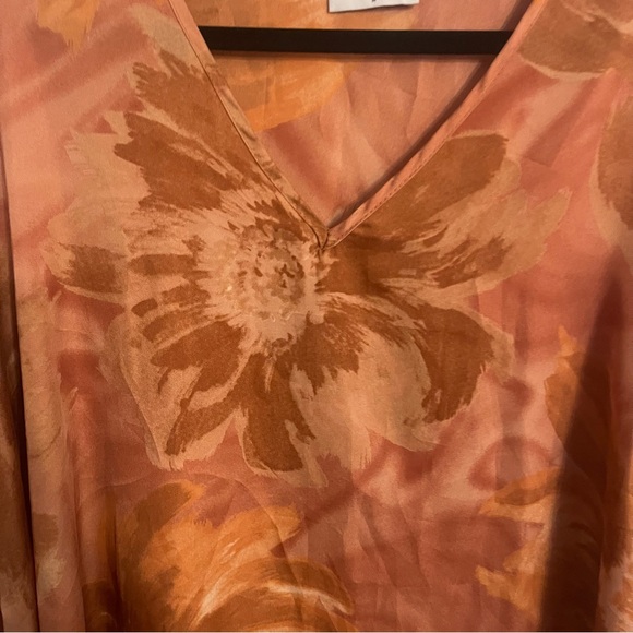 Boutique Adrienne v neck short sleeve tunic top Medium - Picture 2 of 7